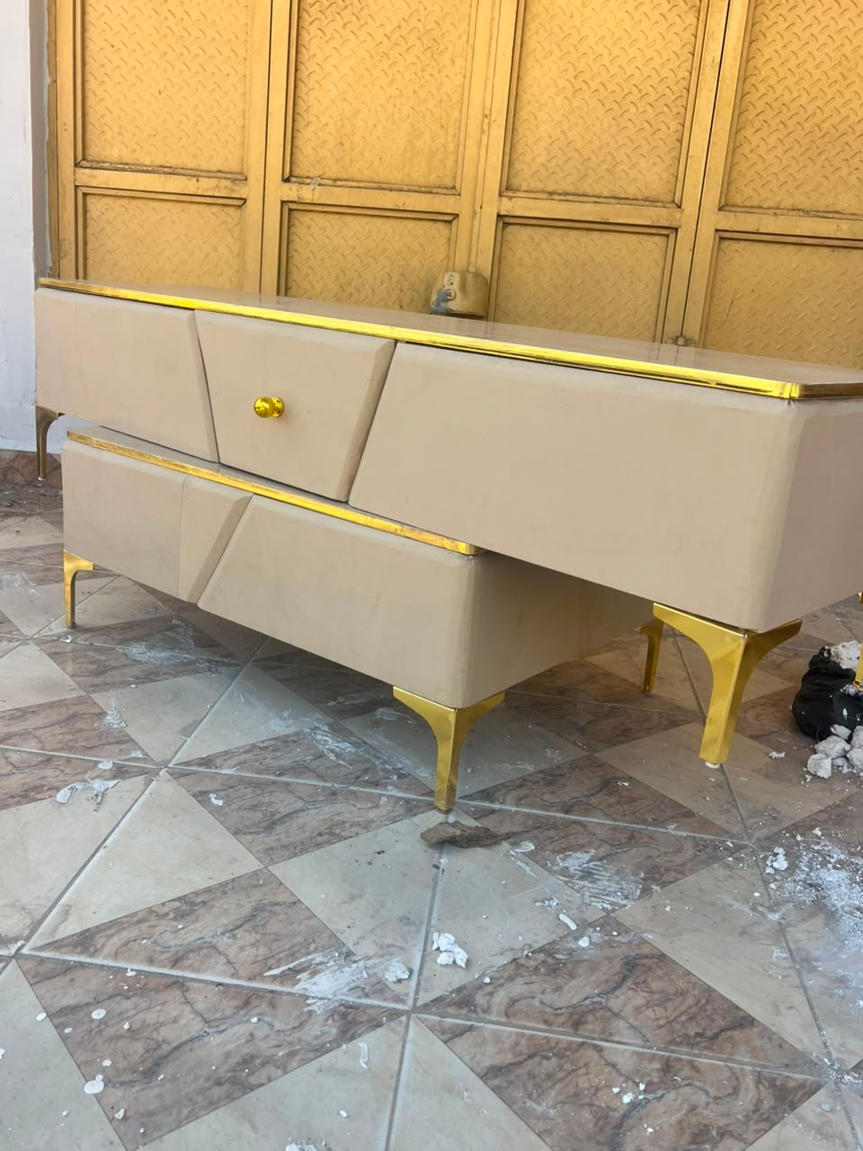 Bade drawer with side mirror